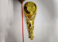Glänzendes Gold überzogene kundenspezifische Trophäen-Schale mit der Statue, die den Ball-Entwurf hält