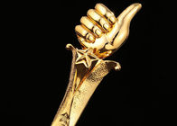 Glänzendes Gold überzogener Harz-Trophäen-Cup für das Sieger-kundenspezifische Logo angenommen