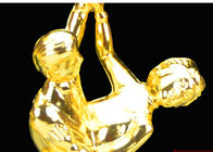 Gold überzogener Plastiktrophäen-Cup für die Olympischen Spiele, die Sieger tanzen