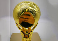 Glänzendes Gold überzogene kundenspezifische Trophäen-Schale mit der Statue, die den Ball-Entwurf hält